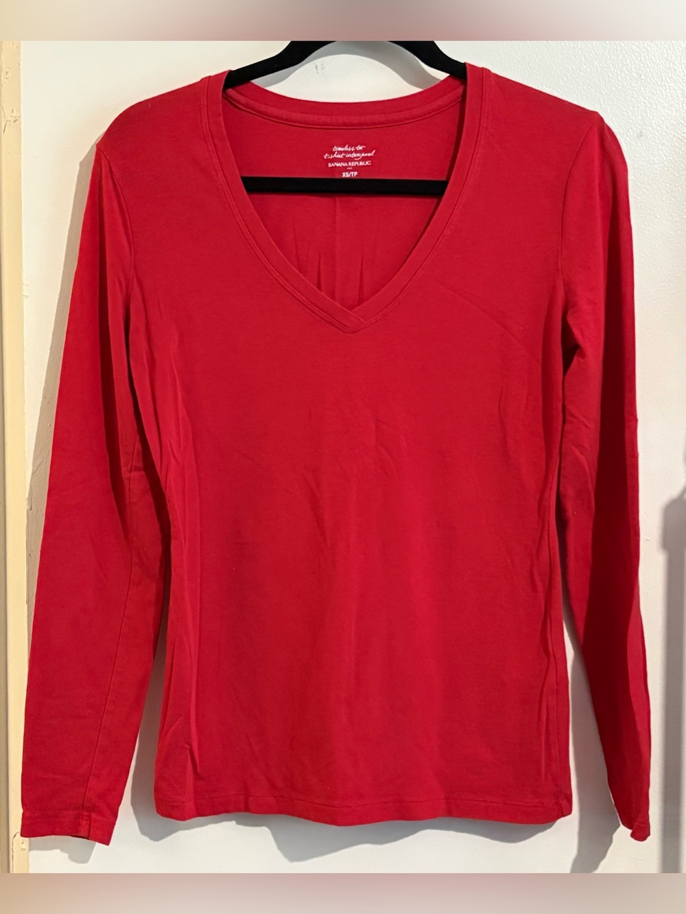 Banana Republic XS Women Timeless tee top V neck Red Long Sleeve Soft Tee shirt